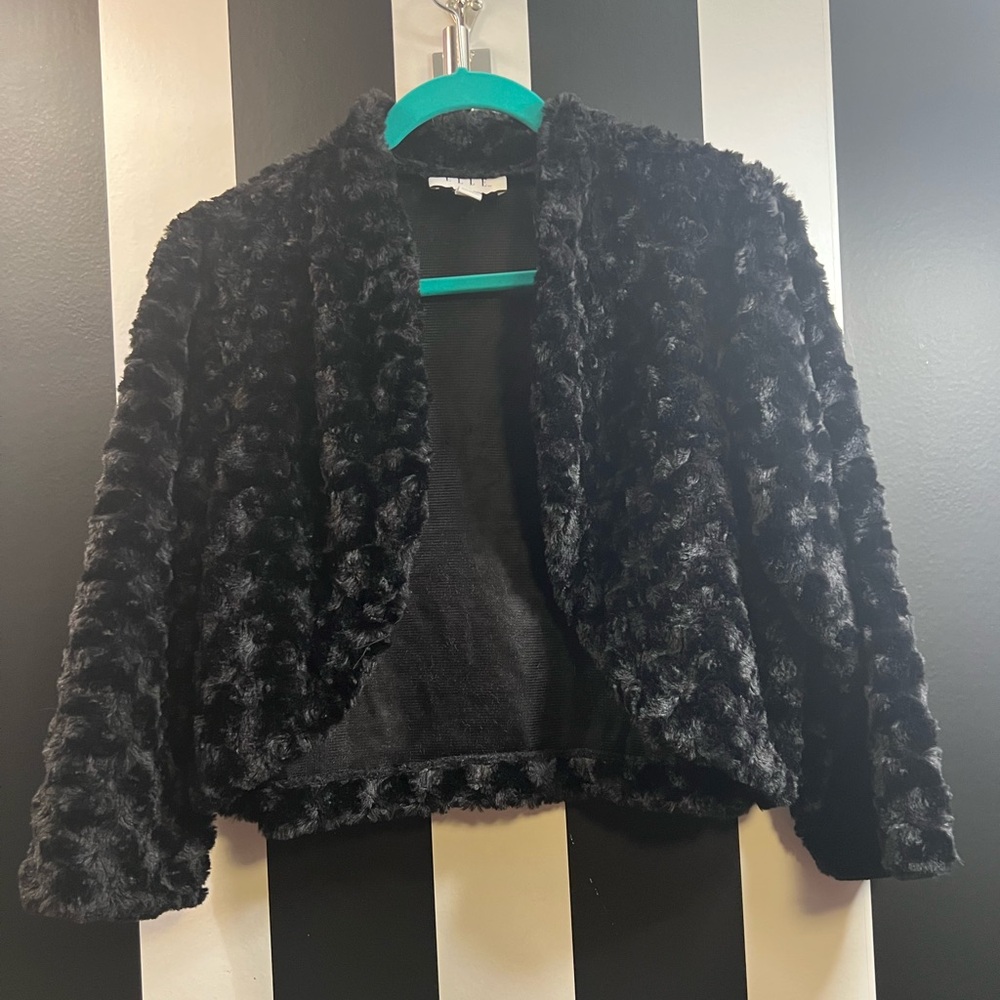 Luxurious black faux fur shrug with 3/4 sleeves by Elle. Size XXL